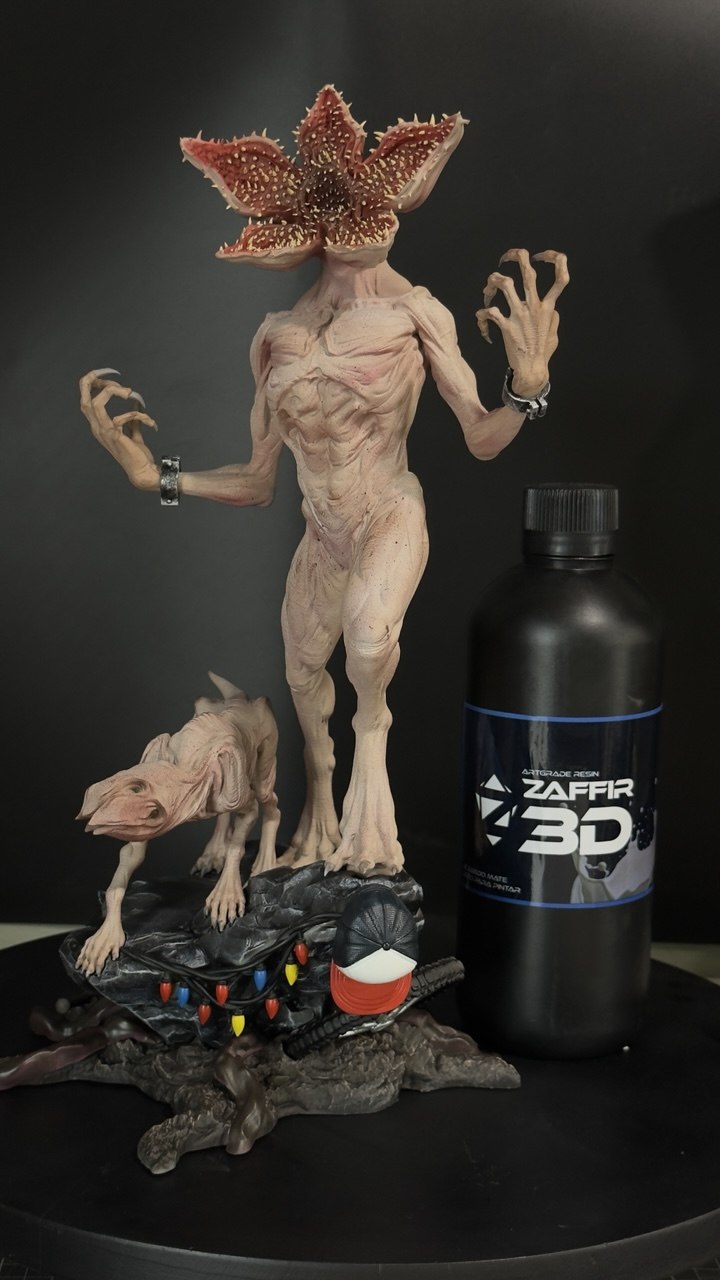 Escultura pintada junto al envase ArtGrade
