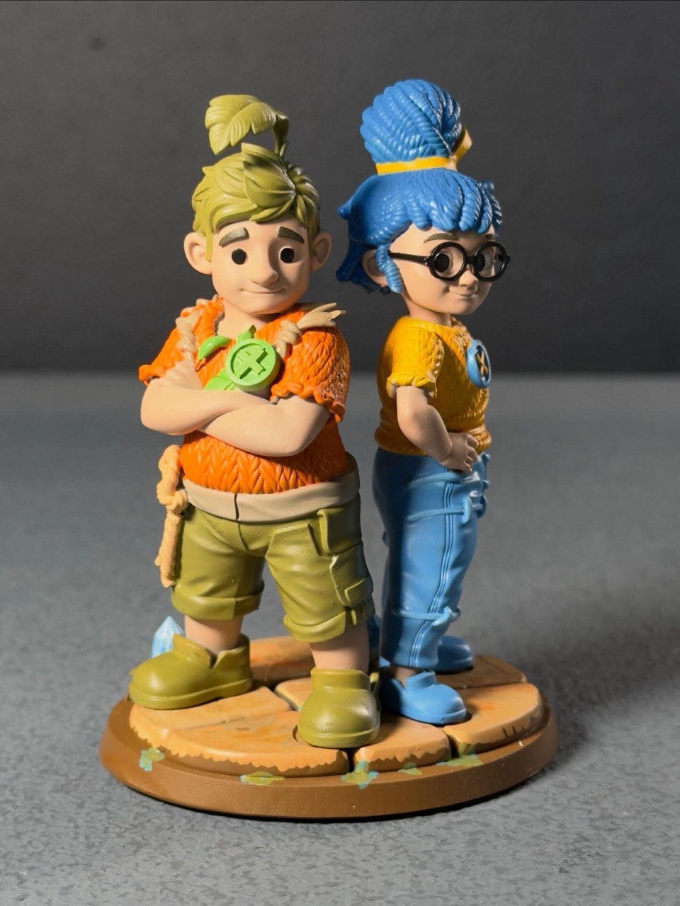 Dos figuras con acabado pintado