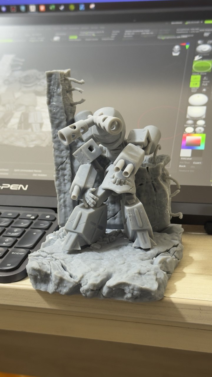 Figura de robot gris sobre su base